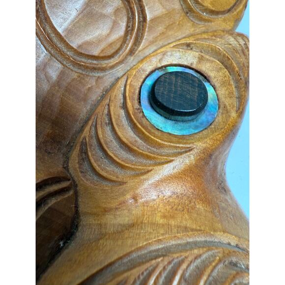 Vintage Hand-Carved Māori Kauri Wood Koruru Gable Mask w/ Pāua Shell Eyes - Picture 3 of 9